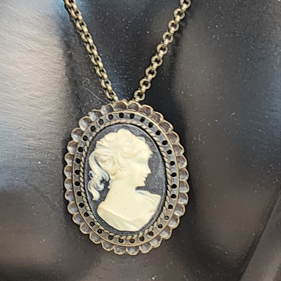 TRISTAN Vintage 1980s Antique Gold Cameo Pendant Necklace – Victorian Revival - Picture 6 of 11